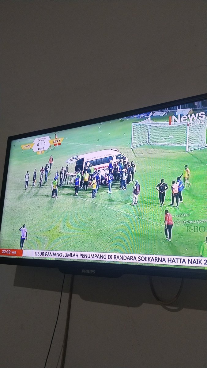 HanaPih2045's tweet photo. Wasit pon Aceh vs Sulteng KO dipukul pemain Sulteng.  #PONAcehSumut2024 #PSSI https://t.co/zqggdgFmhv