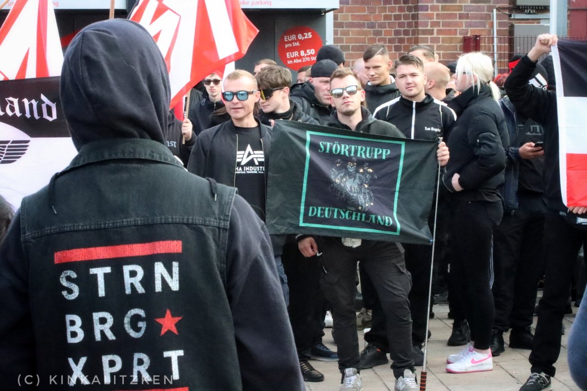 kinkalitzken's tweet photo. Knapp über 100 Neonazis scheiterten in #Halle laut eigener Aussage an "massivem Gegenprotest", noch bevor ihr Aufzug gegen den #CSD starten konnte. Mehr Bilder später. #csdhalle #hal1409 https://t.co/XsWCOgpWAL