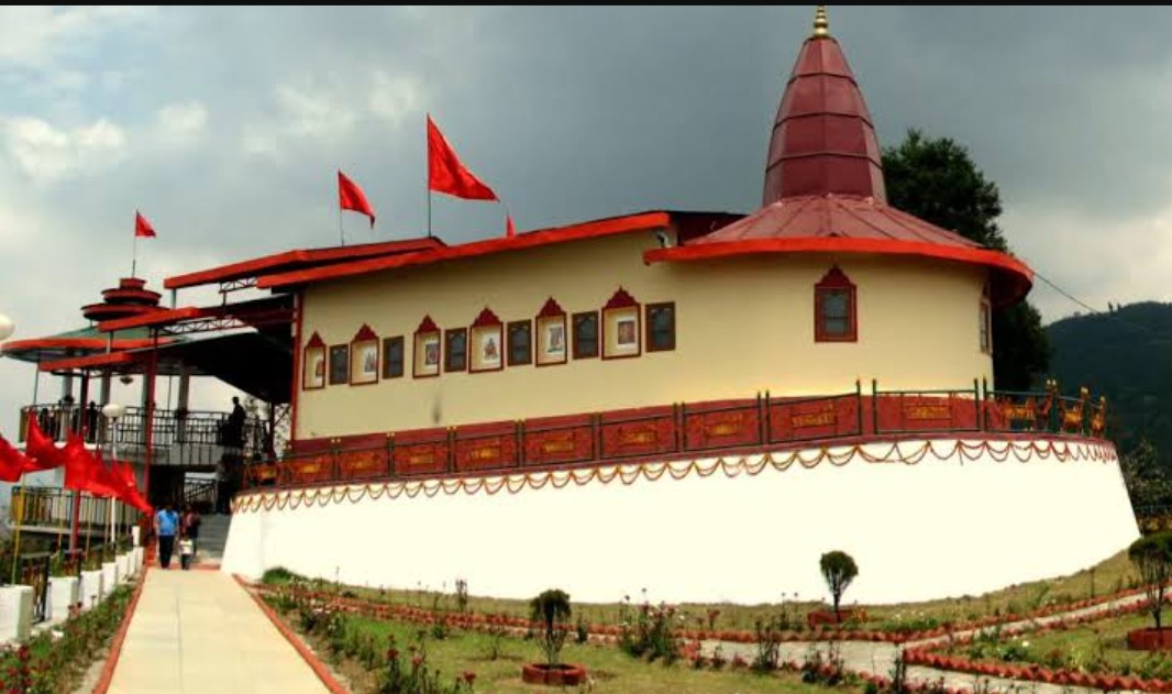 surendrakkaswan's tweet photo. हनुमान टोक (सिक्किम)-समुद्र तल से 7,200 फीट की ऊँचाई पर स्थित है। यहाँ से सिक्किम का खूबसूरत नजारा देखकर आपका दिल खुश हो जाएगा। दूर-दूर तक आपको सिर्फ खूबसूरत वादी ही नजर आएगी। यहाँ पर आपको बेहद शांति और सुकून मिलेगा। @surendrakkaswan 
#OurTemples https://t.co/ULeh0L3tvO