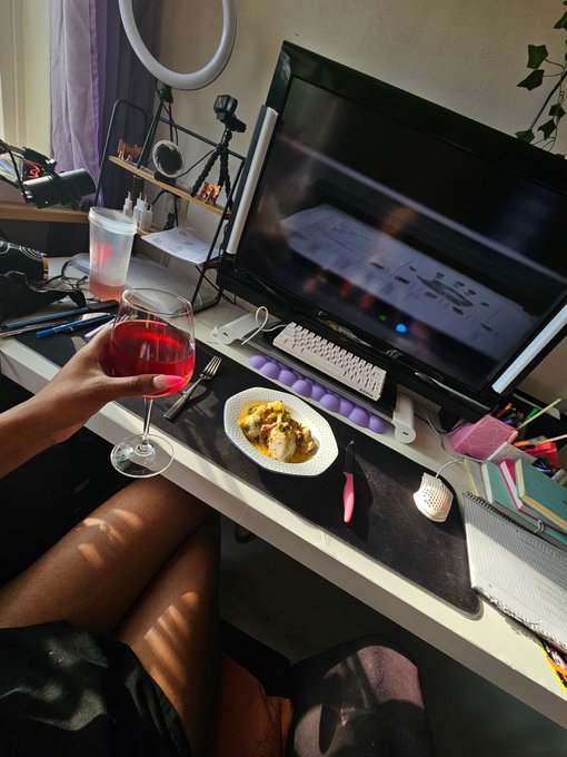 Nothing like a good homecooked saturday dinner while hearing the silent send notifications ring on my<a href="/tag/findom"class="tags"><span>#findom</span></a><a href="/tag/ebonygoddess"class="tags"><span>#ebonygoddess</span></a><a href="/tag/paypig"class="tags"><span>#paypig</span></a>