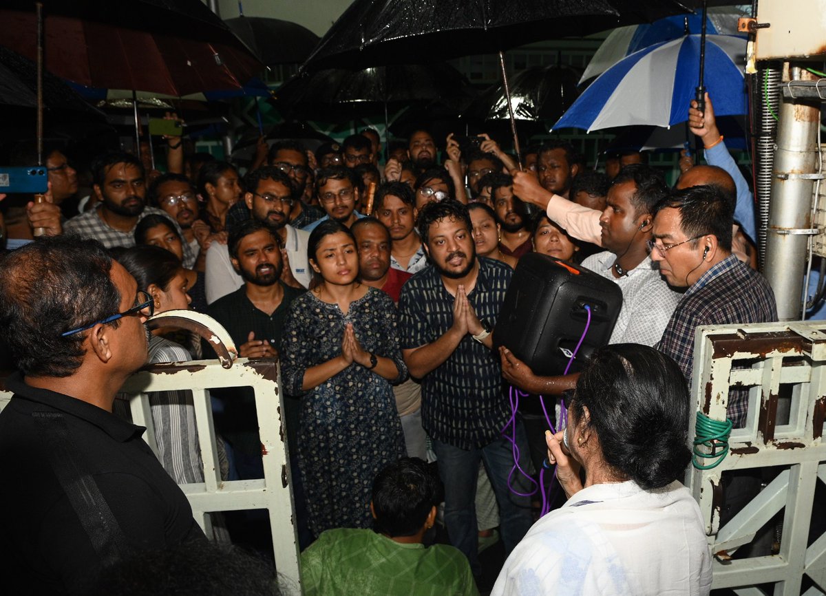 KunalGhoshAgain's tweet photo. "ভেতরে এসো। কথা বলো। আস্থা রাখো। কেন ভিজবে? তোমাদের বসার ব্যবস্থা করা আছে, ছাতা রাখা আছে।"
বাড়ির বাইরে এসে জুনিয়র ডাক্তারদের বললেন @MamataOfficial । https://t.co/PLoAwwhsOA