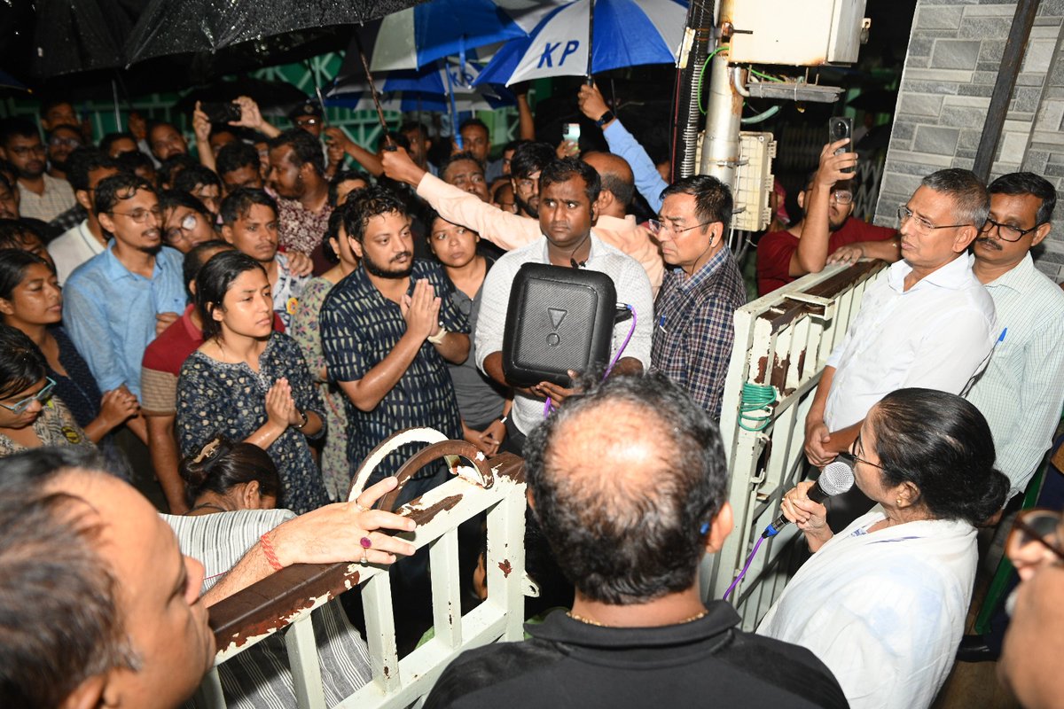 KunalGhoshAgain's tweet photo. "ভেতরে এসো। কথা বলো। আস্থা রাখো। কেন ভিজবে? তোমাদের বসার ব্যবস্থা করা আছে, ছাতা রাখা আছে।"
বাড়ির বাইরে এসে জুনিয়র ডাক্তারদের বললেন @MamataOfficial । https://t.co/PLoAwwhsOA