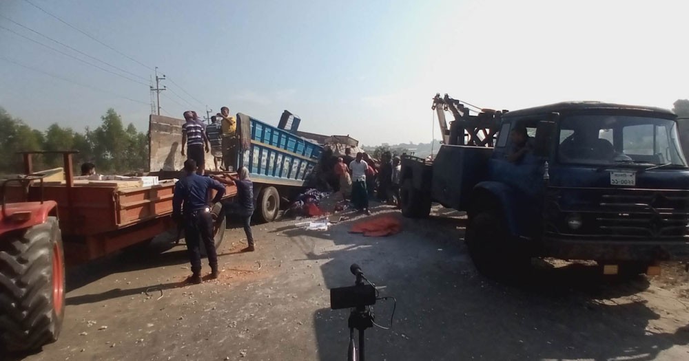 রায়পুরায় দুই কাভার্ডভ্যানের মুখোমুখি সংঘর্ষ, গুরুতর আহত ২