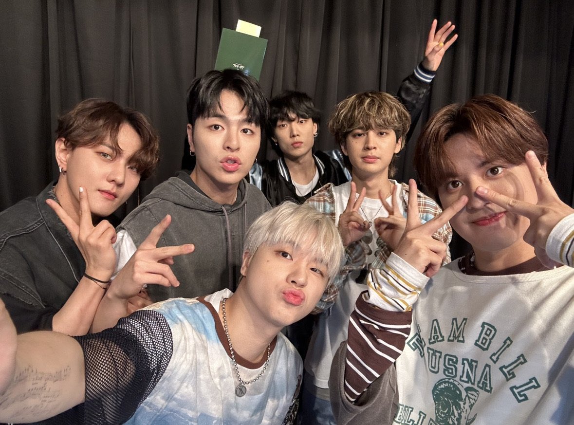 fairyyjinanii's tweet photo. Happy 9th anniversary iKON❤️‍🔥
Let's be together for a long long time~🥺

#9YearsToForeverwithiKON
#iKON @iKONIC_143 #아이콘 https://t.co/ZlcAIzNOzq