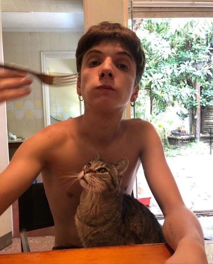 FELIZ CUMPLEAÑOS A MATIIIII, feliz cumple Mati, ojalá este día lo pases de lo mejor con familia y amigos, eres una persona super linda que se merece todo lo mejor de este mundo, un abrazo gigante para ti Matii te queremos muchoooo #23matibday