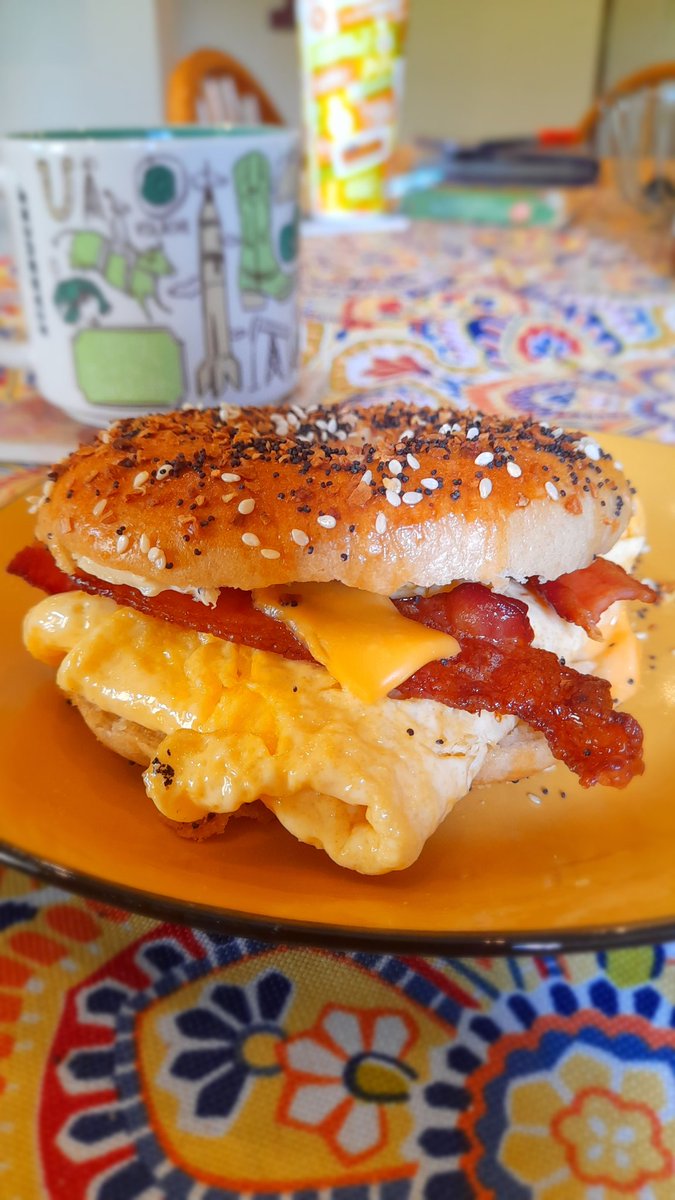 Happy Saturday fam 🌞 Waking up with a classic 🥓🥚🧀🥯☕️