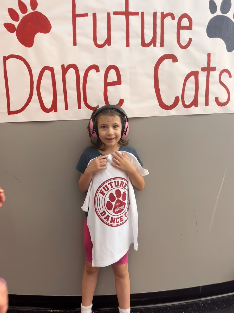bethany_newcomb's tweet photo. Oak Ridge Schools truly are the best! I reached out to ORHS dance team about a possible peer buddy for my student and they went beyond. They were so good with making sure she felt included and comfortable. Fun time at the dance clinic!! 🫶🏼 @WBESbears @ORHSDanceCats https://t.co/14vaOmpsnq