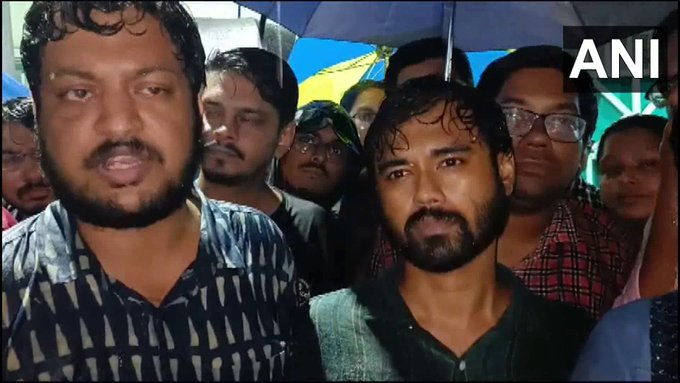 AHindinews's tweet photo. कोलकाता, पश्चिम बंगाल: मुख्यमंत्री ममता बनर्जी से मिलने गए प्रतिनिधिमंडल में शामिल जूनियर डॉक्टर डॉ. अर्नब मुखर्जी ने कहा, "हमने इस बैठक की लाइव स्ट्रीमिंग के लिए अनुरोध किया था। मुख्य सचिव ने कहा कि लाइव स्ट्रीमिंग संभव नहीं है क्योंकि यह सीएम का आवास है। हमने मुख्य सचिव से कहा कि हम लाइव स्ट्रीमिंग चाहते हैं ताकि पारदर्शिता बनी रहे। हमने यह भी कहा कि कृपया हमारे वीडियोग्राफर पर विचार करें ताकि वह बैठक को रिकॉर्ड कर सके। लेकिन सीएम की सुरक्षा वीडियो शूट कर रही थी और उन्होंने कहा कि यह सुरक्षा कारणों से है। हम लाइव स्ट्रीमिंग चाहते हैं ताकि इस चर्चा और बैठक की उचित पारदर्शिता बनी रहे और विरोध स्थल पर मौजूद अन्य जूनियर डॉक्टर भी जान सकें कि इस बैठक में क्या हुआ। इसलिए हम सीएम आवास के मुख्य द्वार के सामने इंतजार कर रहे हैं क्योंकि हम इस बैठक की लाइव स्ट्रीमिंग चाहते हैं।"