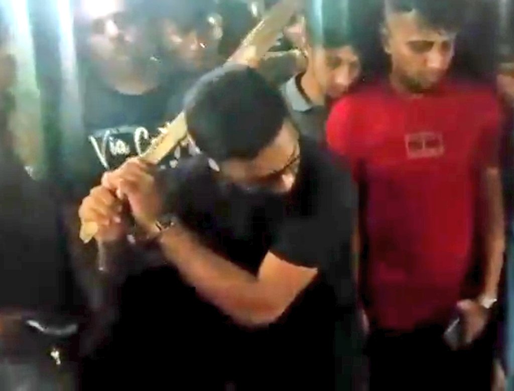 BIG NEWS 🚨 Bangladeshi girls are being attacked for wearing normal clothes.

Bangladeshi radicals &amp; Jamaat-e-Islami want girls to wear burqa &amp; hijab.

Student wing of Jamaat-e-Islami targeted girls at Cox's Bazar beach for wearing normal clothes instead of burqa or hijab.