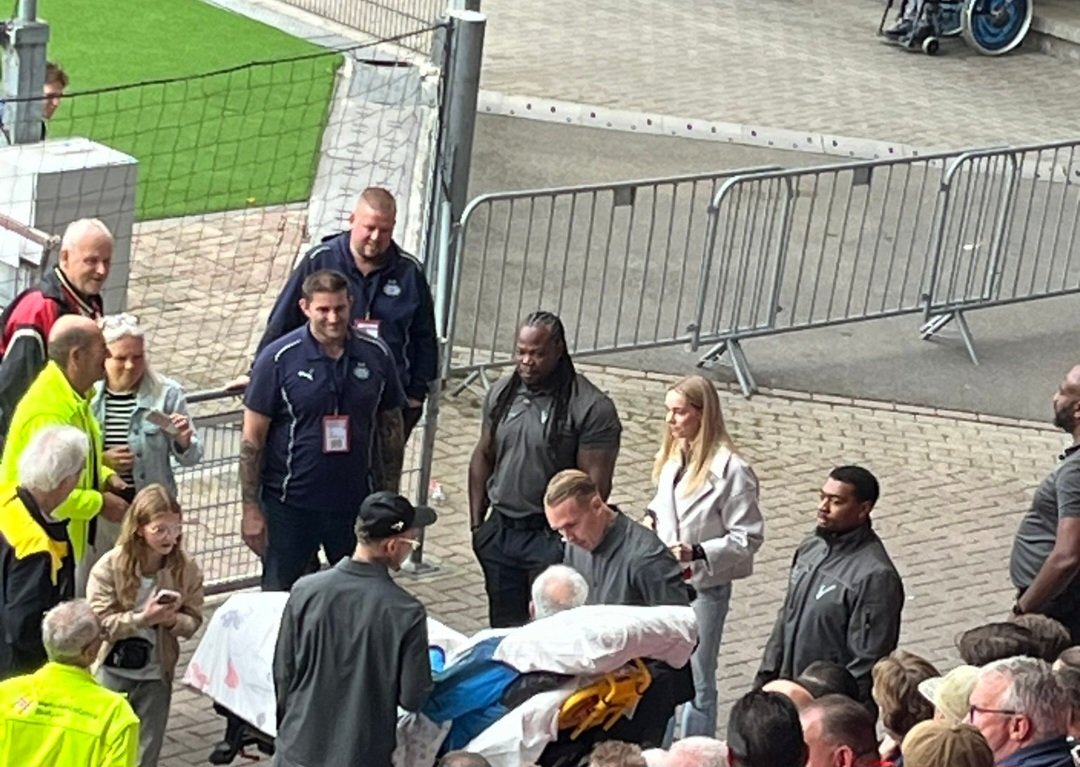 RikElfrink's tweet photo. Meer dan voetbal: Rick Karsdorp en Noa Lang bij een ernstig zieke toeschouwer die nog eenmaal in het Philips Stadion wilde zijn. Stichting Ambulance Wens maakt dit samen met PSV mogelijk. Deze Stichting doet heel belangrijk werk. https://t.co/R5l4xFs5kB