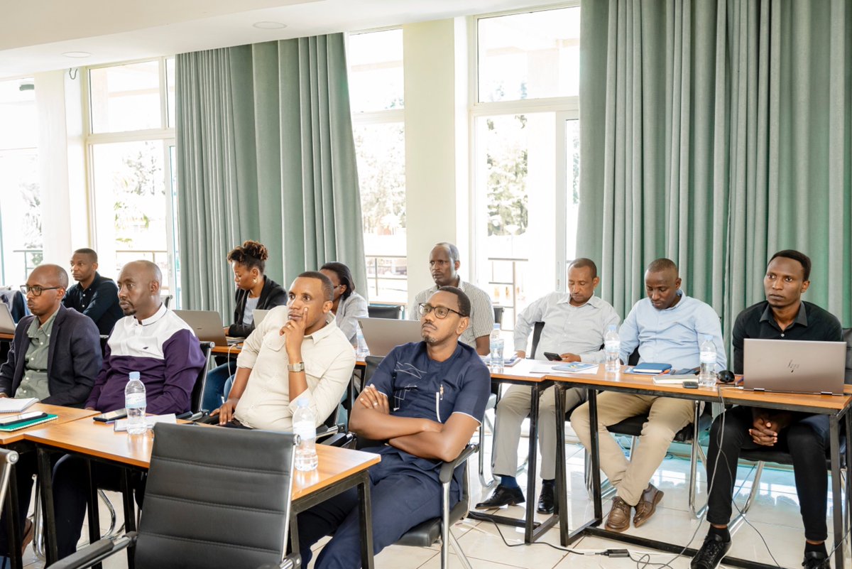 KayonzaDistrict's tweet photo. Ikiganiro cyayobowe n'umuyobozi w'Akarere arikumwe n'umuyobozi @LODARwanda, bagarutse ku ngamba zo gushyira mu bikorwa gahunda y'Akarere y'iterambere ndetse no kwihutisha  iterambere ku mishinga itandukanye y'imihigo 2024_2025 https://t.co/5kEJq5jj6d