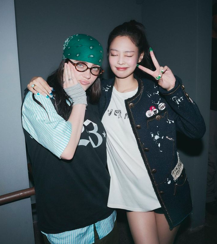 AboutMusicYT's tweet photo. BLACKPINK Jennie and Billie Eilish together, earlier this year. https://t.co/JiTX3iWUxe