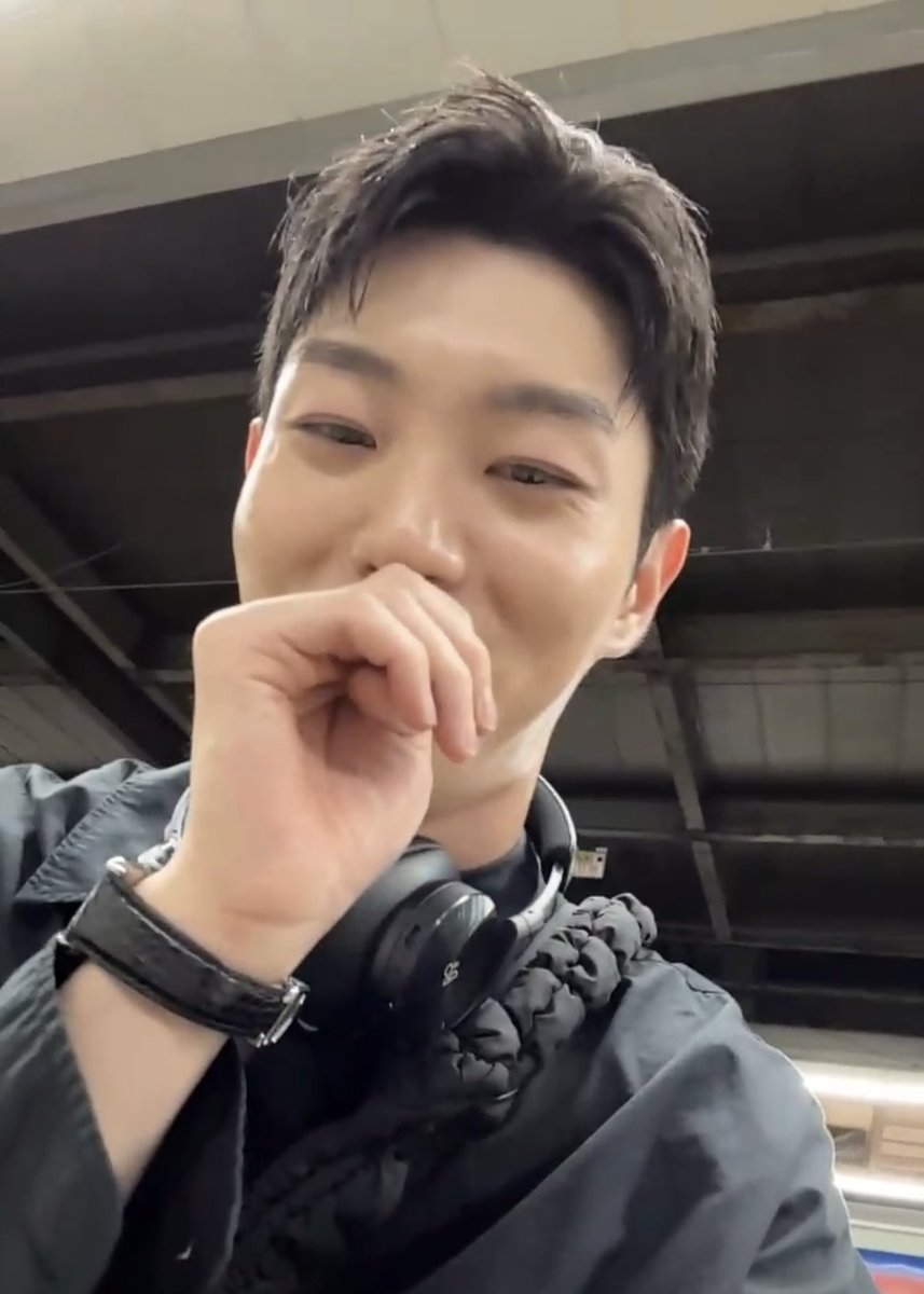 osoola_won's tweet photo. 아무리 생각해도 진원이가 너무 너무한 듯 ㅇㅇ
40분 내내 부끄럽다고 원냥이 모드.. 이셨으면서
라이브 끝나자마자 이런 🤍남자셀카🤍 보내줌 https://t.co/7d7O8Gpfp7