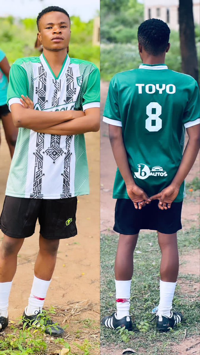 LivingLegendFC's tweet photo. Toyosi Adekunle

Computer science 

Been training/ playing for a team in my living area around Lagos and 200 level computer science team in kwasu

CMF,AMF,DMF https://t.co/hl4httr0wK