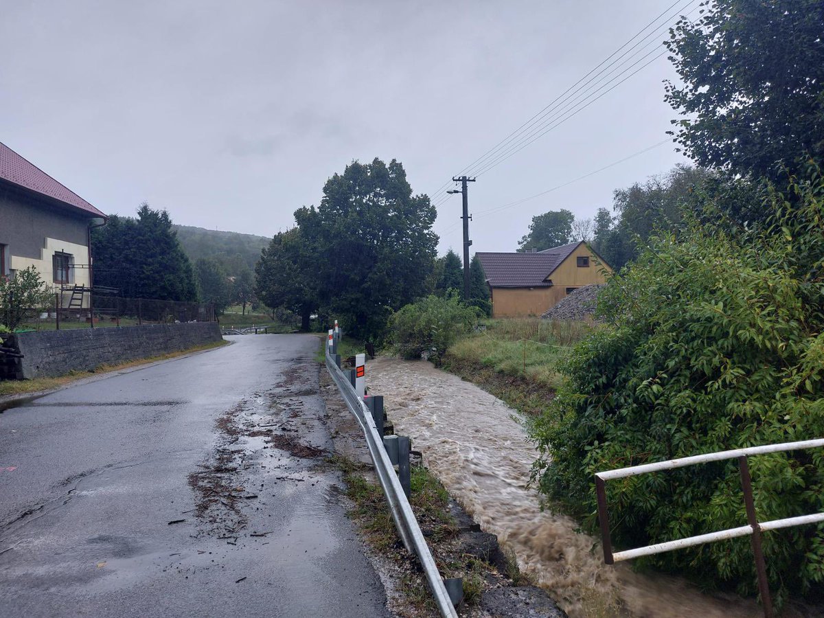 V tuto chvíli pátráme po 54letém muži, který při uklízení naplavenin u domu spadl do rozvodněného Jankovického potoka na Uherskohradišťsku a z vody už se nevynořil. #policiezlk