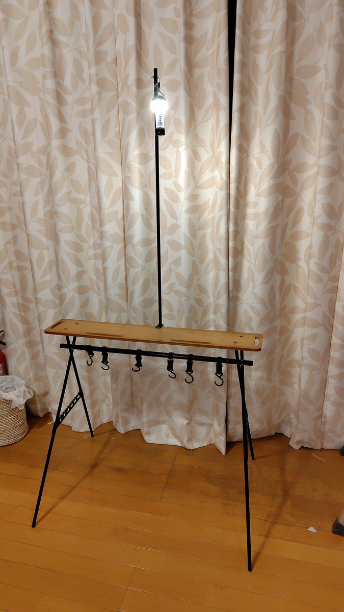 ダイソーでランタンスタンド出てた700円(^_^;) 定番の机天板固定金具と