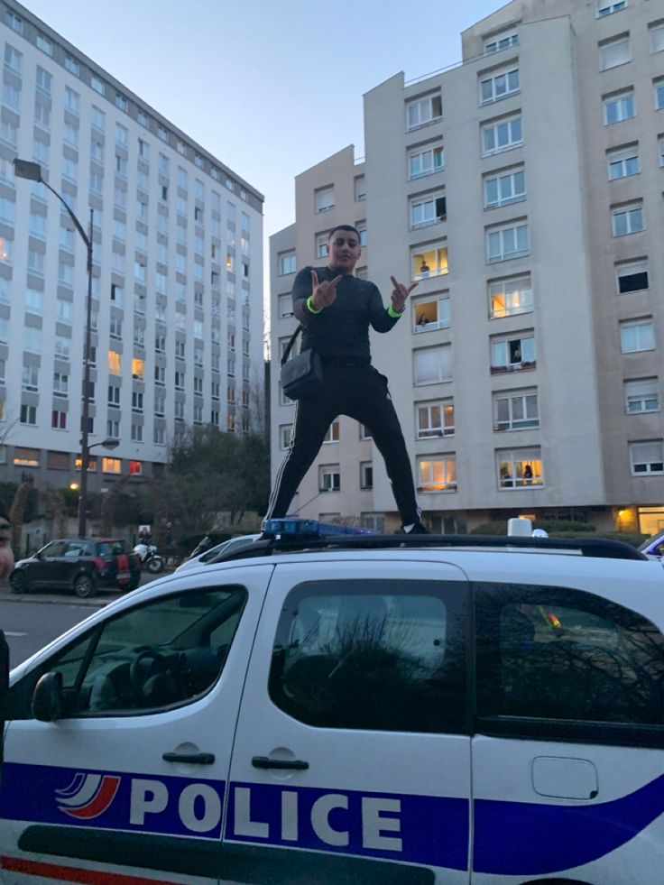 E2LaCaf's tweet photo. [THREAD] : Les vidéos les plus drôles avec la Police https://t.co/Np5sskcqBu