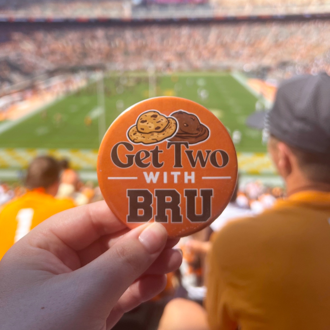 mmccknoxville's tweet photo. We're back in Neyland tonight! 🏈 Who's tuning in to watch our #CookieMonster?
#cookiemonster #govols #gbo #moonshinemountaincookies #knoxvilletn #knoxville #volnation #bestNILdeal #tennesseefootball #cookiemonster #freecookies #cookiesofinstagram #nil #volspellout #neylands... https://t.co/tFHCtd7H4g