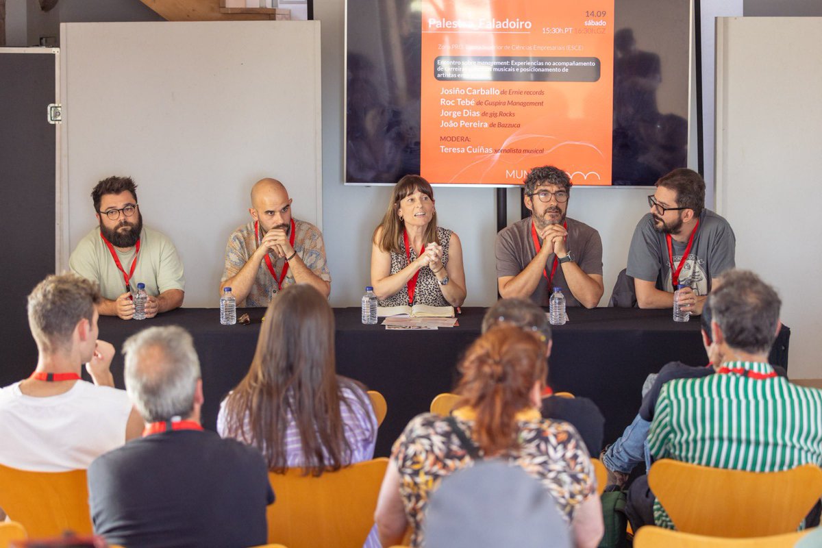 #MUMI2024 ➡️ A jornalista musical Teresa Cuíñas moderou o encontro sobre management, estratégias e desafios de empresas e profissionais, com Josiño Carballo, de <a href="/ErnieRecords/">Ernie 🧡</a>, Roc Tebé, de Guspira,
Jorge Dias, de Gigrocks e João Pereira, de Bazzuca.