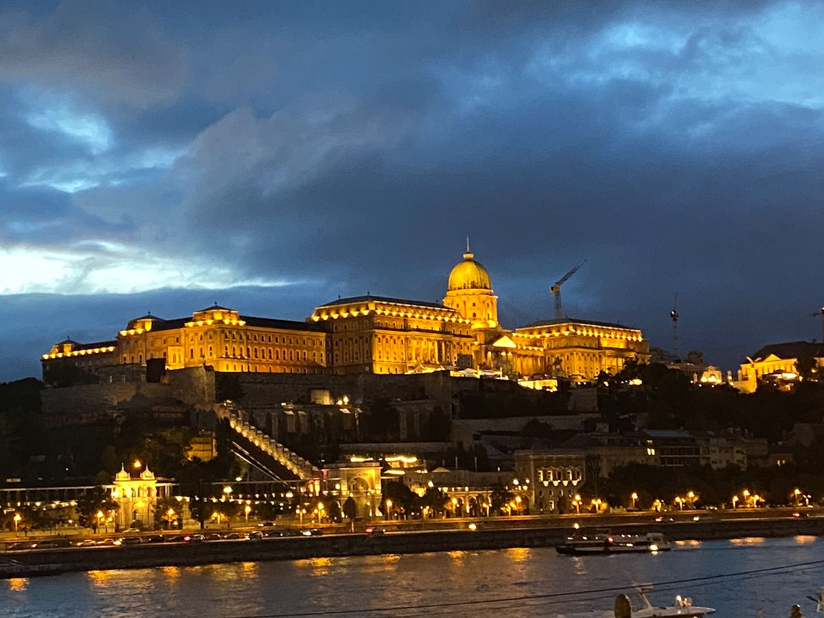GeorgeCondous's tweet photo. Old and new fellows ⁦@ISUOG⁩ Budapest World Congress - go team!⁦@MathewLeonardi⁩ ⁦@JasonNMak⁩ ⁦@AliUltrasound⁩ https://t.co/tCkqWzRmdq