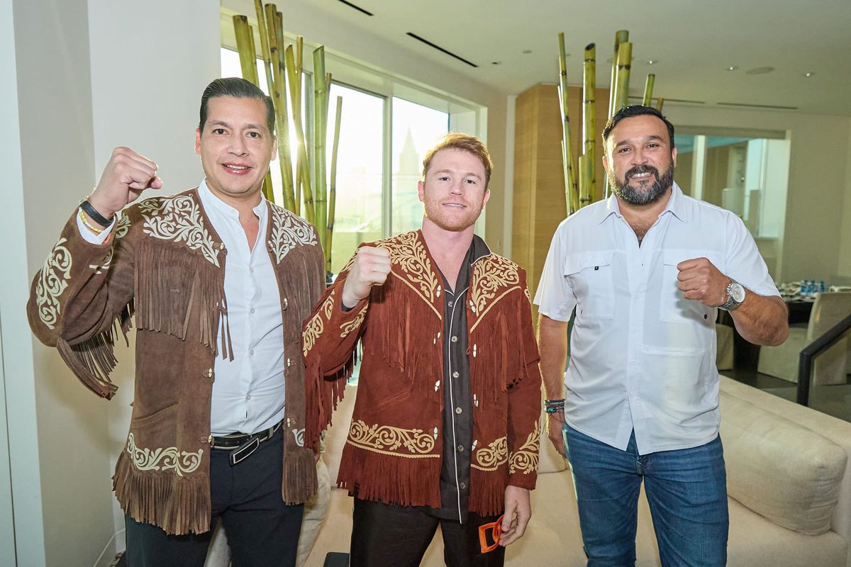 🫶El Director General del Instituto del Deporte, Manuel Virués Lozano y el secretario de Turismo, Benjamín Hernández Rodríguez, a nombre del Gobernador Américo Villarreal Anaya le entregaron a Saúl “El Canelo” Álvarez la emblemática cuera tamaulipeca.