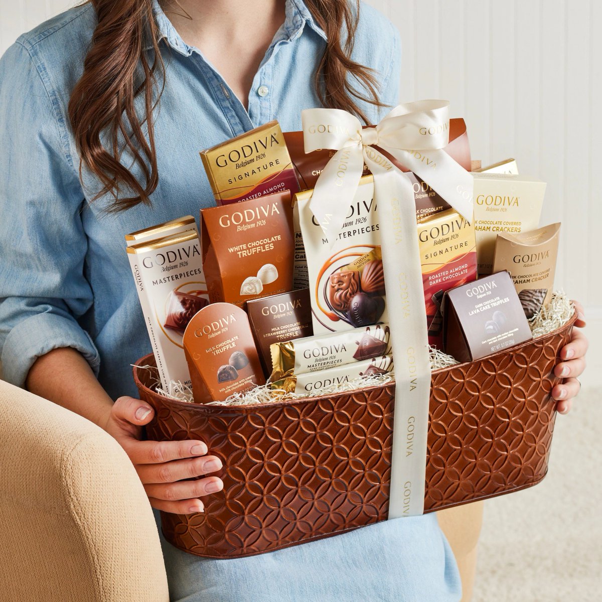 Transform an ordinary day into an extraordinary one 🧺🎉 Shop gift baskets for any occasion: bit.ly/3YX30lZ