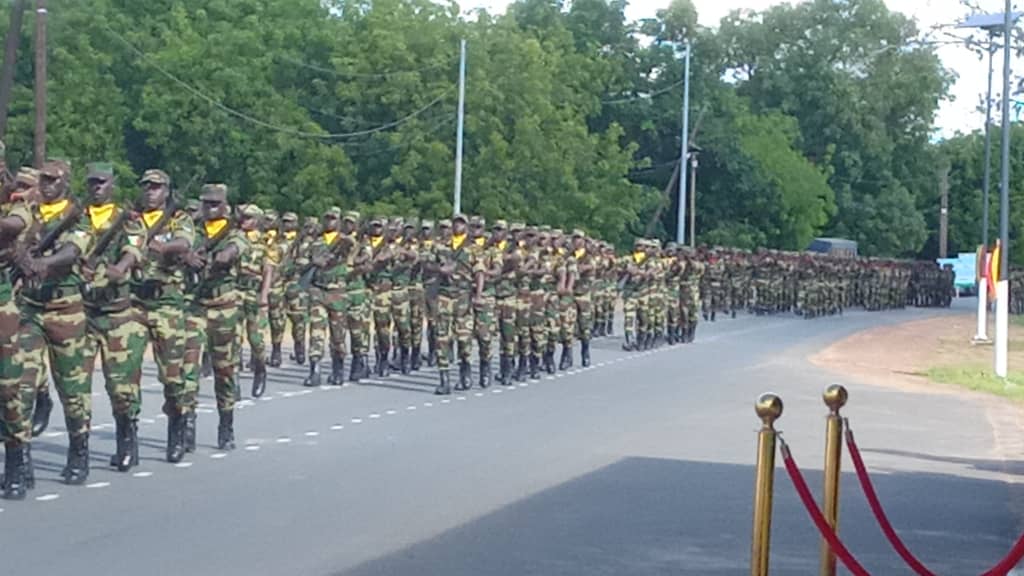 CHEFDIRPA's tweet photo. Le 8ème détachement sénégalais pour la mission de la CEDEAO en Gambie, DETSEN/8, a reçu le drapeau national des mains du général de brigade, chef d'état-major de l’Armée de terre.  Fort de 618 militaires dont 10 personnels féminins, le DETSEN/8 devra relever le DETSEN/7 qui est arrivé en fin de mission. La cérémonie de remise de drapeau s'est déroulée ce 14 septembre 2024 au centre d'entrainement tactique de Toubacouta. Elle marque la fin de la préparation opérationnelle du contingent. C'était en présence des autorités administratives, religieuses et coutumières de la région de Fatick.