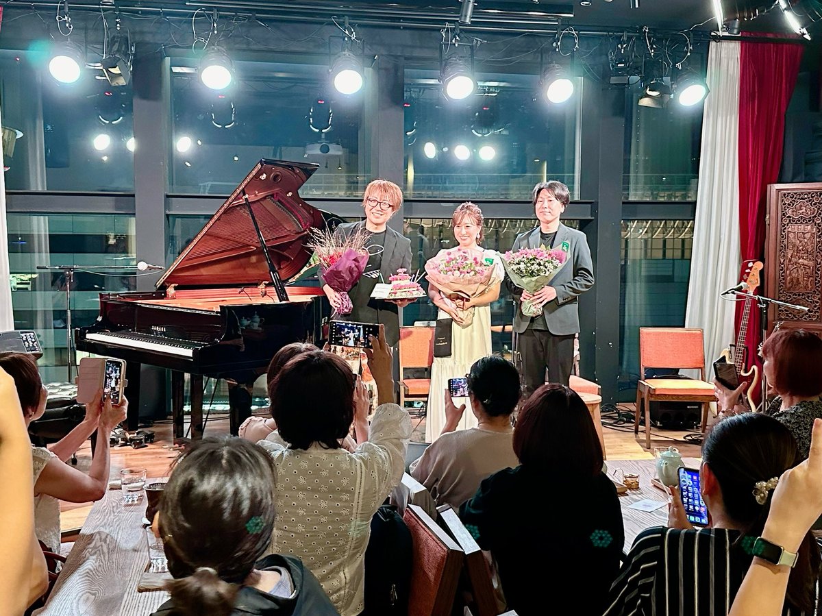 fumika_hirose's tweet photo. 鈴木くんのソロピアノも、Piano Bass WorldもP-recordも最高🙌🌟

そしてファンの皆様が温かく、素敵すぎて大好きです…♡♡♡
バースデーソング一緒に歌って頂きありがとうございました☺️
お陰様でサプライズ大成功👍

たかひこ&amp;あすひこ、お誕生日おめでとうございましたー🎂✨

また奏でましょう🎶 https://t.co/E7bWfKJcNR