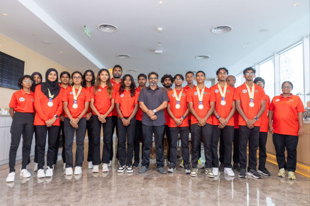 Commissioner of Sports Mohamed Tholal welcomed the Junior Athletics team, who recently competed in the 4th South Asian Junior Athletics Championship held in Chennai, India.
Maldives won Bronze medal in both Men's and Women's 4*100 meter relay. 
<a href="/AthleticsMv/">Athletics Association of Maldives</a>