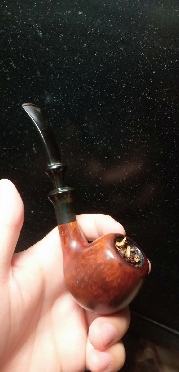 タバコ屋に行きましたら、店主さんからG.L.Peaceのカイロを分けて頂いたので、Stanwell 08に詰めて早速吸ってみました
ヴァージニアの甘み、されど強くはない　檸檬?
何か爽やかな香りが中間を通り抜ける　ペリク?

以前、ガスライトは吸いましたが、あの様な分かり易さはなく、複雑な味ですね