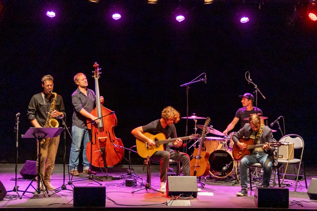 Salles combles hier soir pour la grande soirée d’ouverture du Festival !

Le public était au rendez-vous au Petit et au Grand Kursaal pour assister aux concerts de Quai de la Seine et de l’Orchestre Victor Hugo 👏🏻