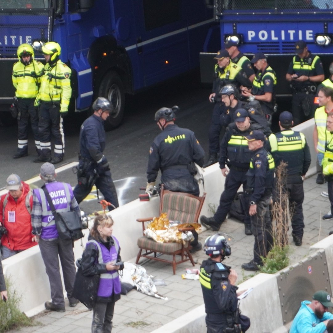 stoelen in #denhaag tweet media