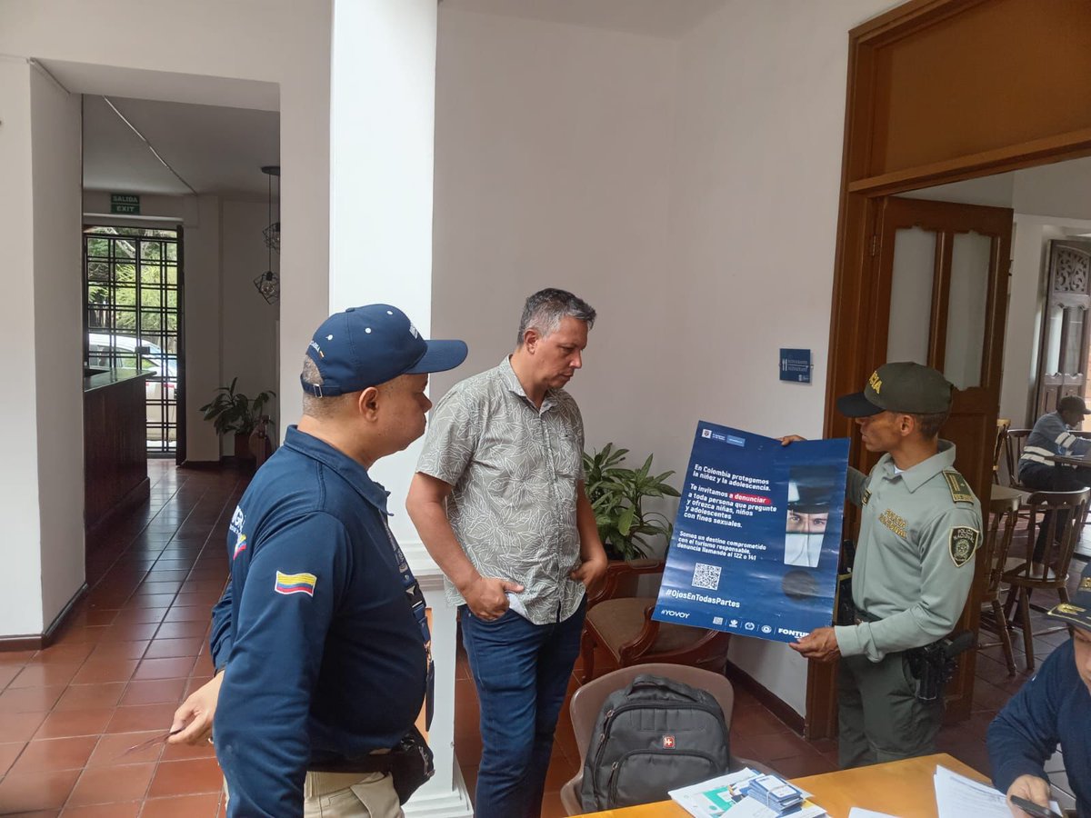 policiasbiensud's tweet image. 📍En #BugaValle #ProteccionTurismo en coordinación con @migracioncol, realizo visita a los prestadores Turísticos para capacitarlos en el manejo de la aplicación del Sistema de Registro de Extranjeros y prevenir la ExplotaciónSexual Comercial de NNA 
@proteccionponal #YoSoyPAIS
