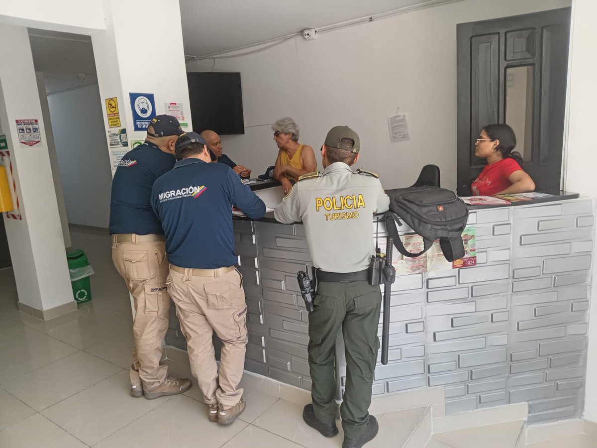 policiasbiensud's tweet image. 📍En #BugaValle #ProteccionTurismo en coordinación con @migracioncol, realizo visita a los prestadores Turísticos para capacitarlos en el manejo de la aplicación del Sistema de Registro de Extranjeros y prevenir la ExplotaciónSexual Comercial de NNA 
@proteccionponal #YoSoyPAIS
