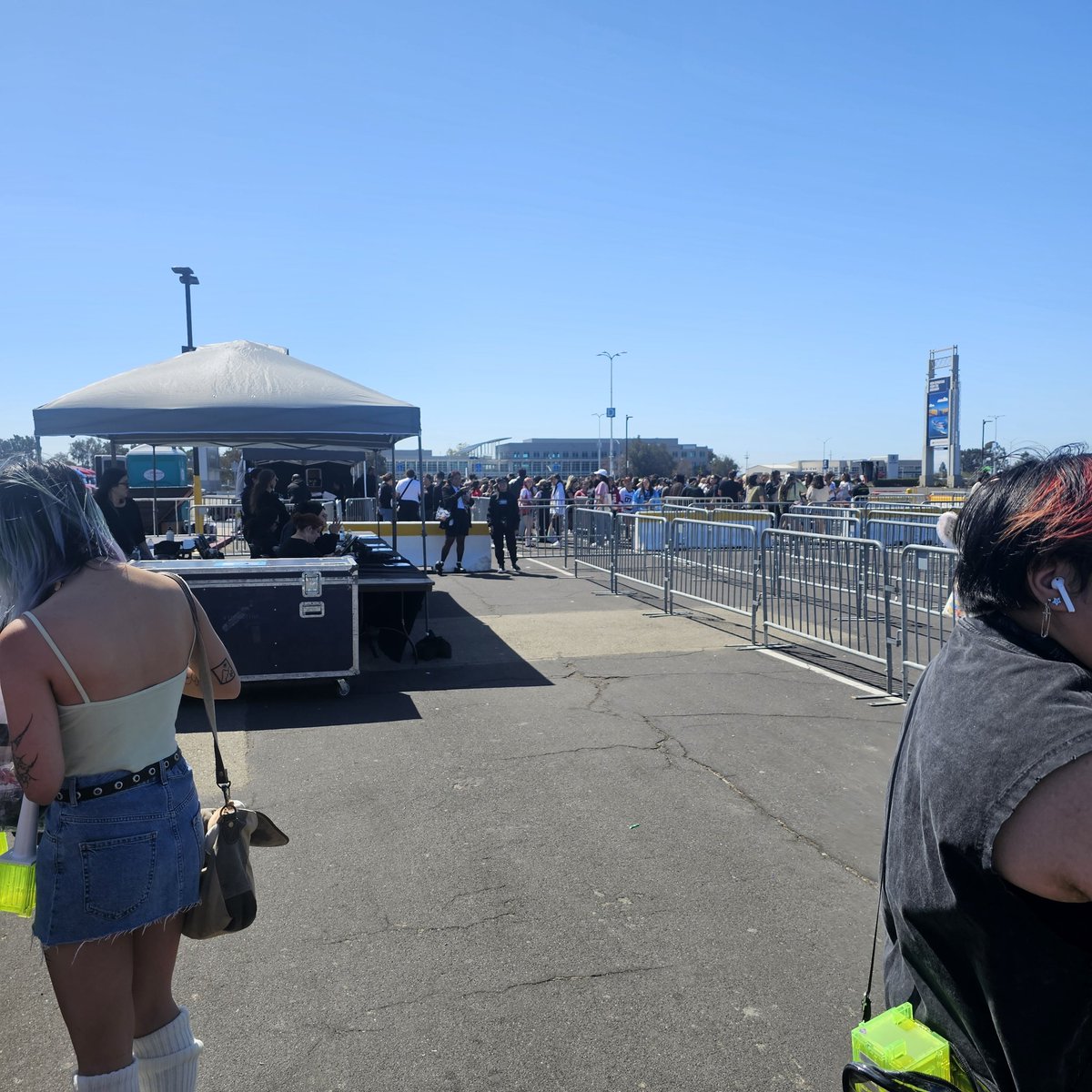 hi everyone, I'm right outside the VIP check in area wearing a green top, black shorts and black cap. Also holding a bunch of roses 😁

#TDS3inUS #TDS3inOAK #TDS3 #NCTDREAM_THEDREAMSHOW3 #NCTDREAM_WORLDTOUR #NCTDREAM_THEDREAMSHOW3_OAKLAND #TDS3INOAKLAND #NCTDREAM9