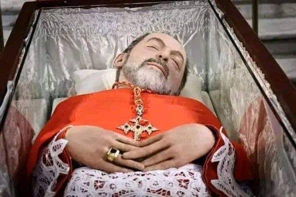 padrehayen's tweet photo. La tumba había quedado sellada en 1971 después de que muriera y fuera enterrado el cardenal Gregorio Pedro XV Agagianian, nacido en 1895. Esta semana en Roma, se abrió el ataúd. Parecía que el prelado no había muerto sino que estaba tomando una siesta. El cuerpo estaba incorrupto. Fue cardenal católico y patriarca de la Iglesia Católica Armenia desde 1937 hasta 1962. Su proceso de canonización inició en 2022.