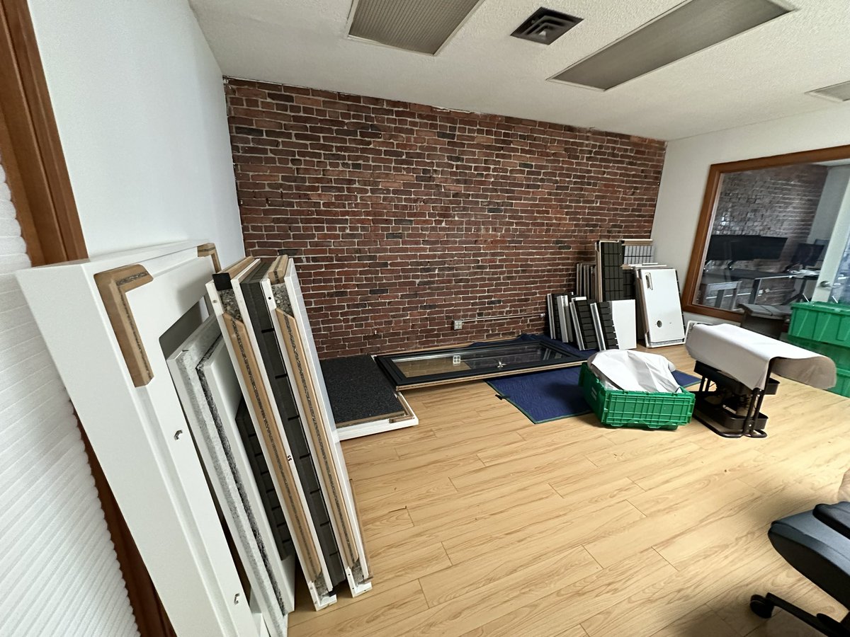 1000xResist's tweet image. Hekki grace to our audio booth.

It comes apart like Lego!