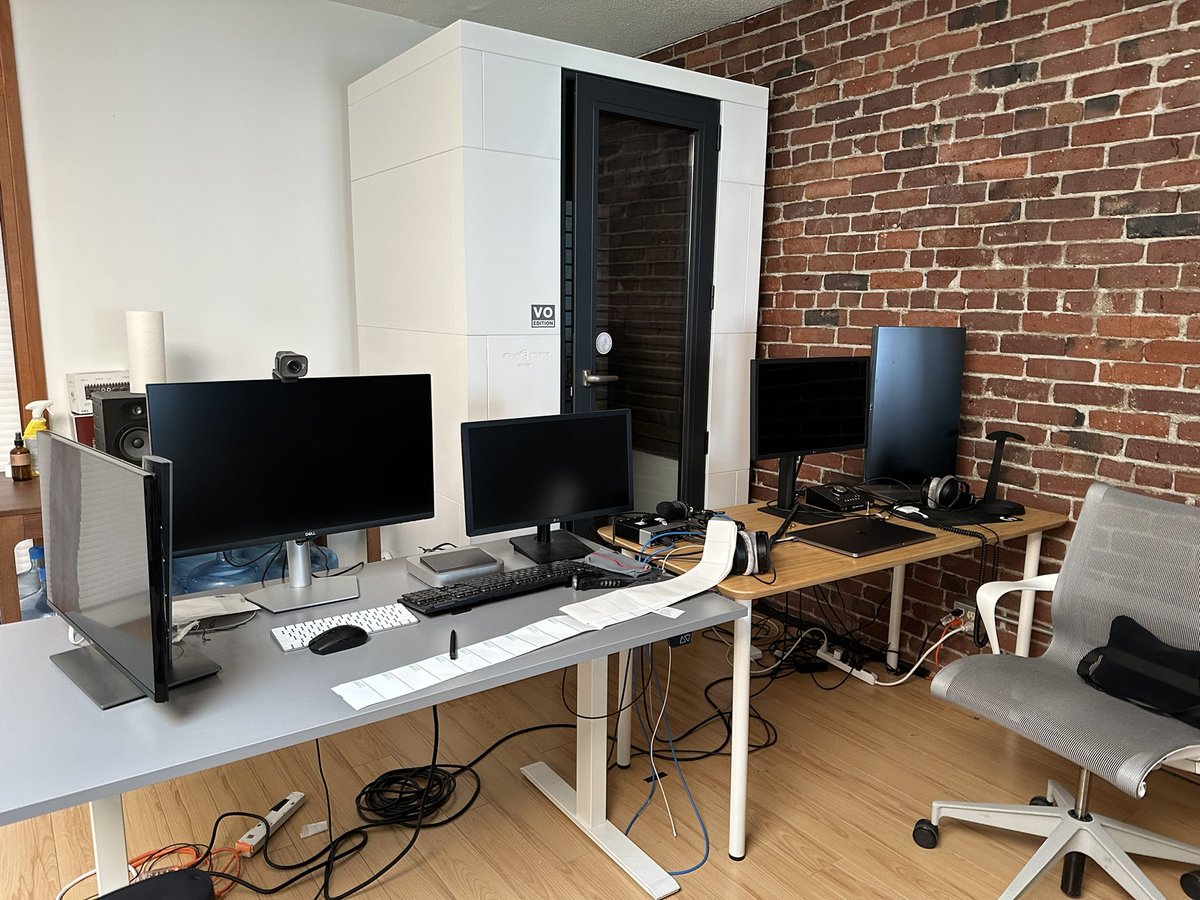 1000xResist's tweet image. Hekki grace to our audio booth.

It comes apart like Lego!