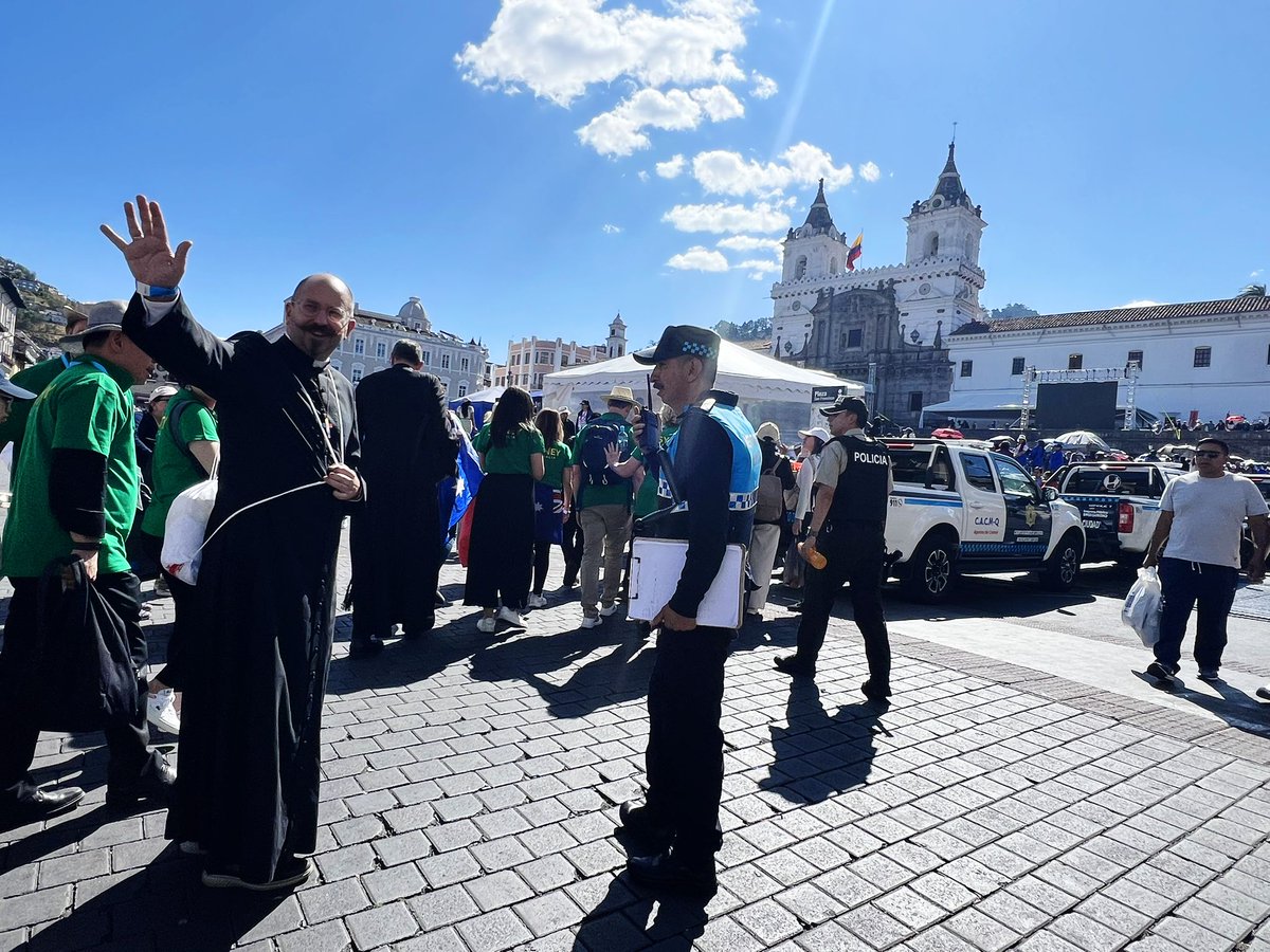 agentesdequito's tweet photo. 👮🏻🤝👮🏻‍♀️ #ComprometidosConLaSeguridad l Brindamos seguridad a un grupo de turistas australianos que visitó el centro histórico y sus lugares más importantes. 💯

 #SomosAgentesDeQuito 💙 #QuitoRenace 🍃 https://t.co/l43Kgi5cbR