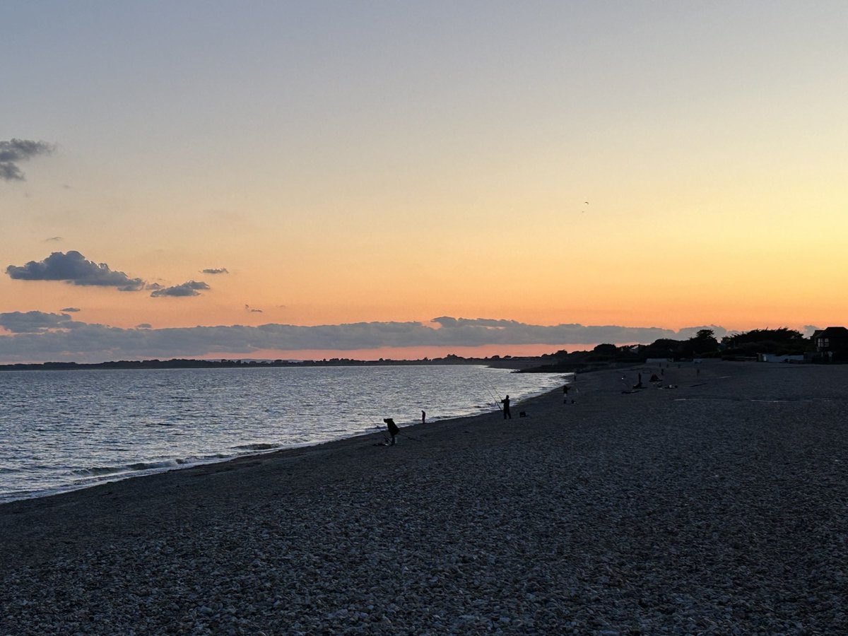 Mandy_Spring's tweet image. Sun was setting but still managed a quick walk along the beach. 🏖️ 🚶‍♀️ #Aldwick