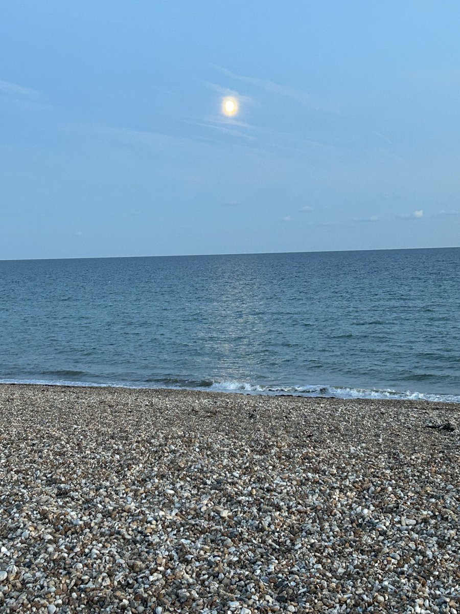 Sun was setting but still managed a quick walk along the beach. 🏖️ 🚶‍♀️ #Aldwick