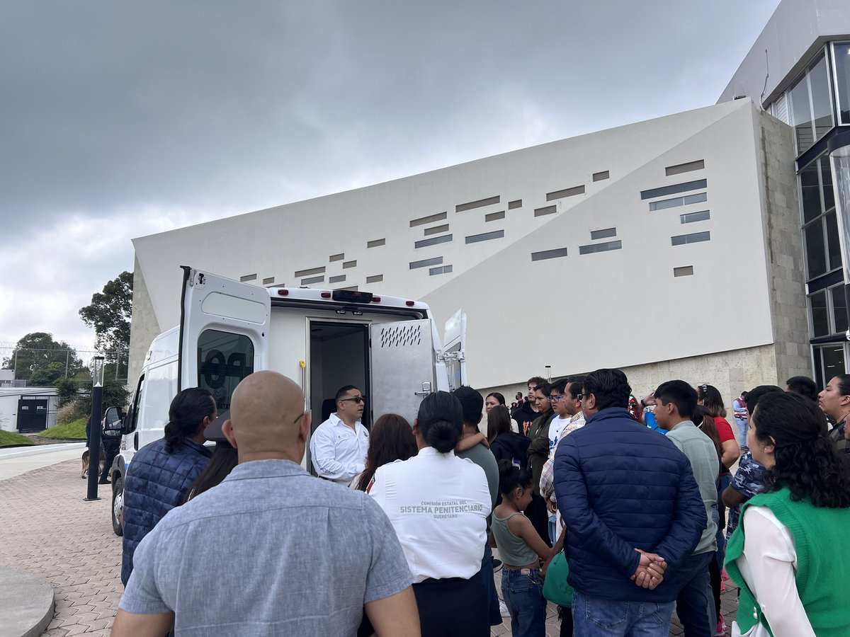 cespq_qro's tweet photo. Hoy fue un día muy especial en el CESPQ: ¡nos visitaron las familias de nuestro personal penitenciario! 💙 1/2 🧵 https://t.co/5JDhhVdv5V