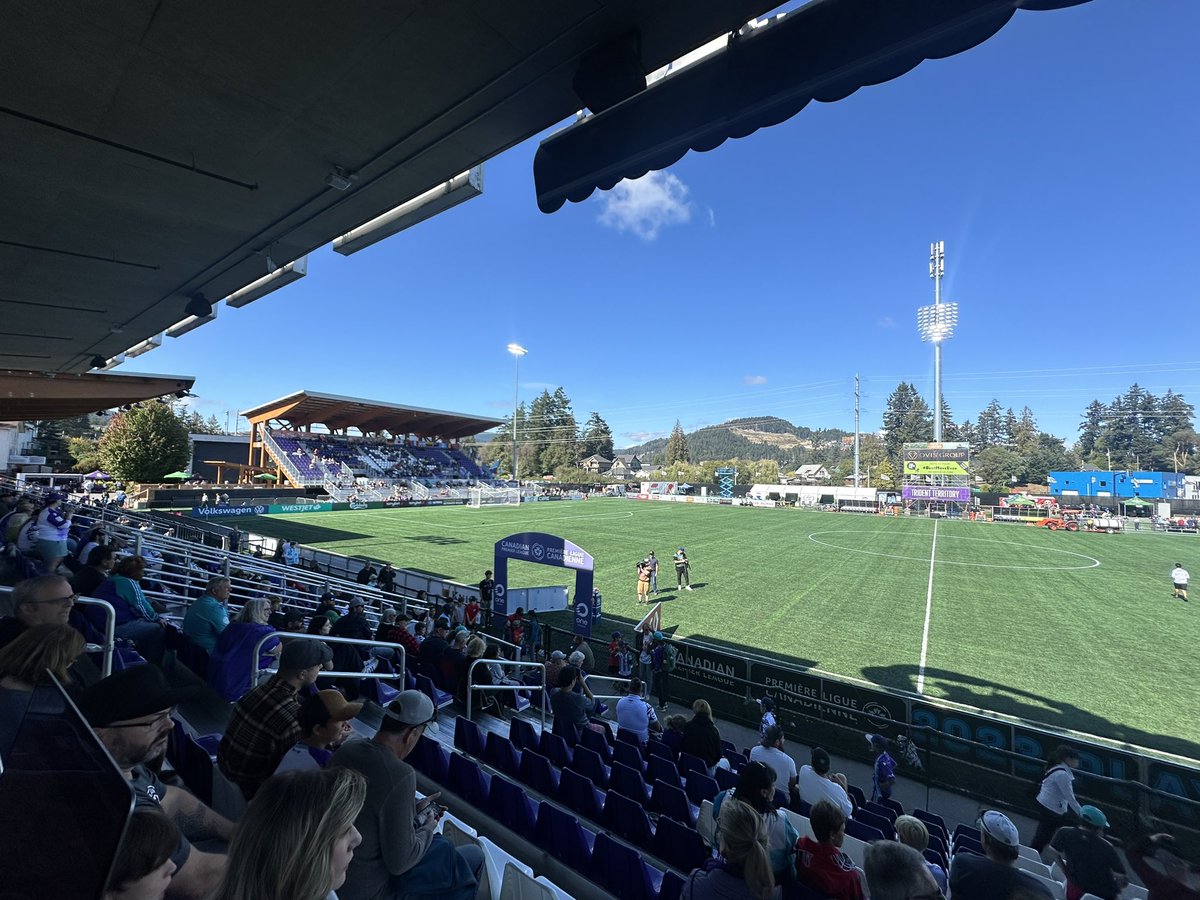 ManuelVeth's tweet image. Out in Langford for the Salish Sea Derby and Pacific FC have just taken the lead over Vancouver FC. 

Beautiful day out in the suburbs for some #CanPL action.