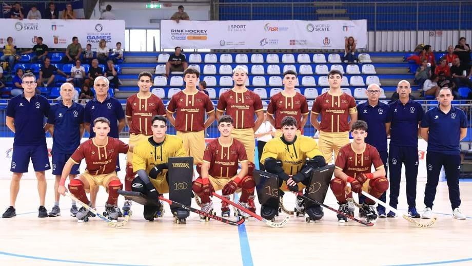CabineSport's tweet photo. ESCÂNDALO: Árbitros não viram golo limpo e Portugal perdeu na final do Mundial sub-19 de Hóquei contra a Espanha, por 3-1.

Os portugueses fizeram o 2-1 de forma limpa, mas a bola furou a rede e os juízes acabaram por não validar o golo.

Na sequência do lance, os espanhóis fazem o 2-1 após a décima falta de Portugal. 

Os espanhóis viriam a fazer o 3-1 no último segundo, já com Portugal sem guarda-redes e a arriscar tudo.
