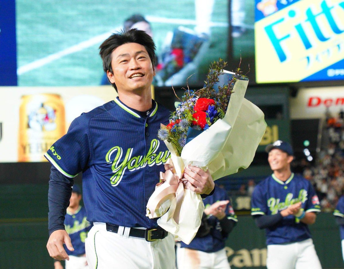 swallowspr's tweet photo. 東京ドームでの今シーズン最終戦でした。
最後まで沢山のご声援ありがとうございました。
ジャイアンツ長野選手、坂本選手から前日引退表明しました青木選手へ花束の贈呈がありました。

昨晩の投稿で句読点に誤りがあり　
誤解を招く投稿となり申し訳ございませんでした。

#swallows
#青木宣親 https://t.co/bvpPJrUGTA