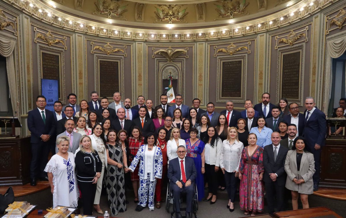 msilvaruiz's tweet photo. Hoy concluyo con mucho orgullo y gratitud mi periodo como diputada local. Ha sido un honor representarles en el @CongresoPue y trabajar incansablemente para mejorar la calidad de vida de todas y todos los poblanos.

Agradezco profundamente a quienes confiaron en mí para llevar sus voces a la tribuna. 

Juntas y juntos logramos grandes avances, siempre con el firme compromiso de construir una sociedad más justa, igualitaria y llena de oportunidades.

Aunque mi ciclo como diputada termine, mi compromiso con ustedes y con Puebla sigue intacto. 

Continuaré trabajando desde el municipio, con la misma pasión y dedicación para contribuir a la construcción de la #CiudadDelFuturo, la #CiudadDeLasMujeres y la #CiudadDeLosDerechos.

¡Gracias por su confianza y apoyo incondicional! 

Ha sido un honor servirles.