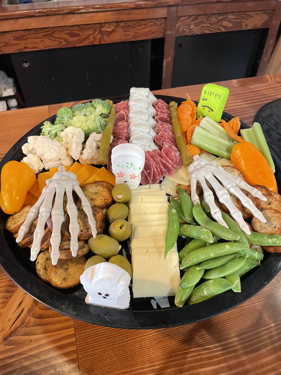 It’s not spooky szn without a charspooookeurie board 💀