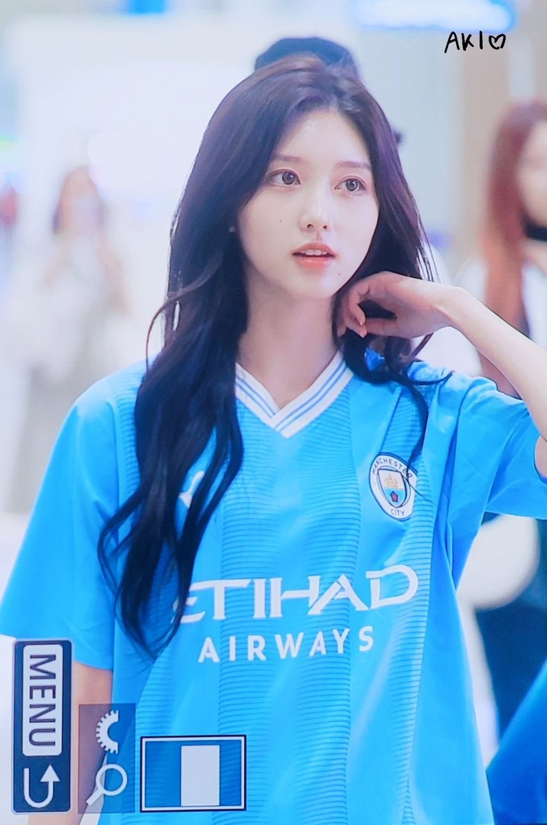 bbyminatozaki's tweet photo. female idols lost to the manchester city shirt:

twice jihyo
ive gaeul
blackpink jisoo
illit minju 

I CANT DO IT ANYMORE CAN THESE FAWKING FANSITES STOP IT https://t.co/nutBr6Ke0G
