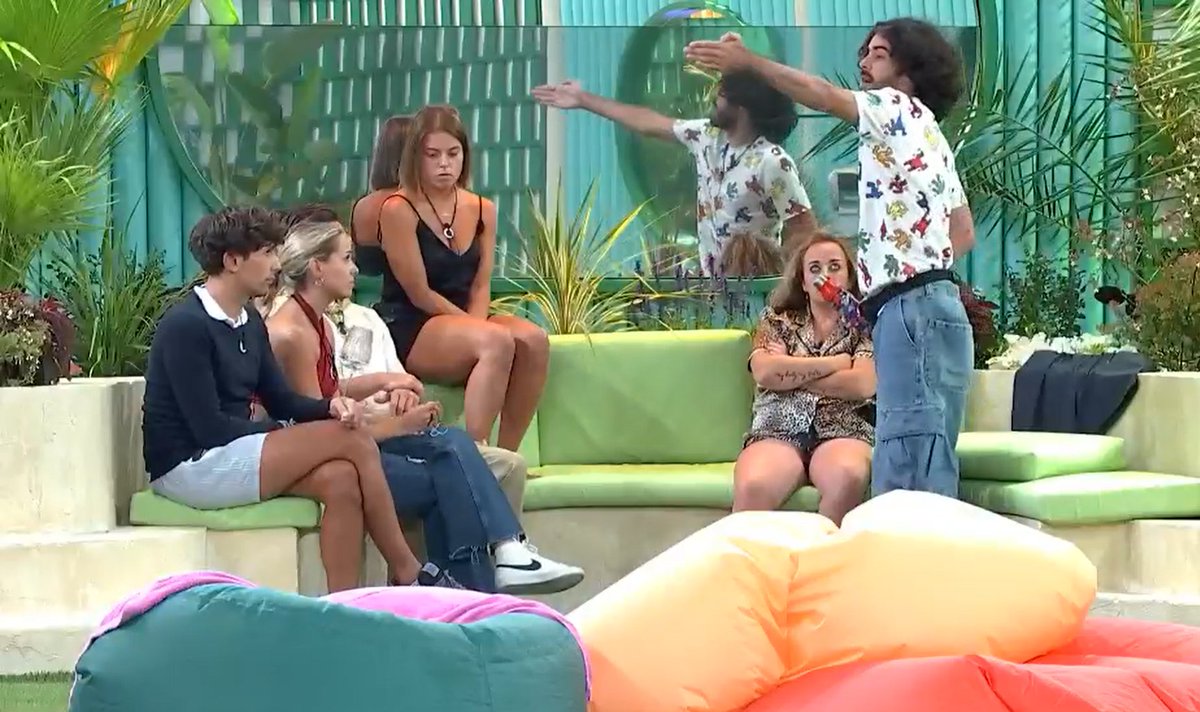 Violeta a Ruvens: "Me han parecido fatal tus formas" 💥 Parece que a Ruvens no le ha hecho gracia la nominación de Violeta...

🔁 Voy con Violeta 
❤️ Voy con Ruvens

🔴 Mitele PLUS: mitele.es/directo/gh-24h…
🔴 Mitele: mitele.es/directo/gh-24h/

#GH14S