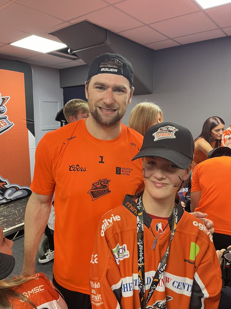 Amyloola's tweet photo. @m31greenfield  your her number 1 player greener!! 🍊🏒 https://t.co/4tOXUNOAPA